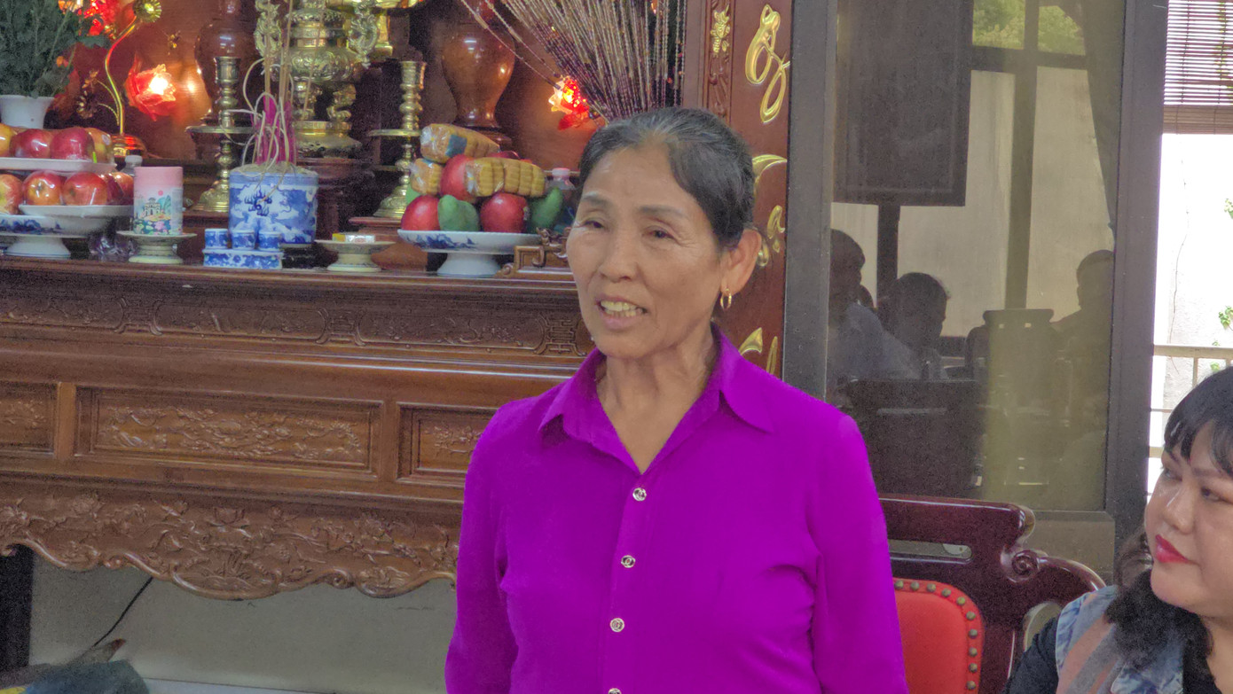 Bà Hoàng Thị Ngò, con gái liệt sĩ Hoàng Đức Choóng chia sẻ tại buổi lễ