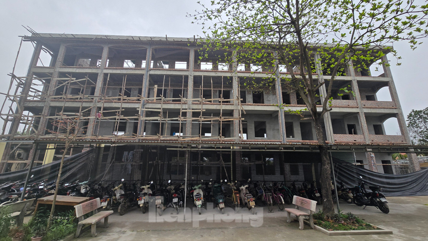 Đại diện nhà trường cũng thừa nhận việc xây dãy phòng học khi chưa được cấp phép. Hiện tại, trường đang làm việc với cơ quan chức năng để giải quyết vụ việc.