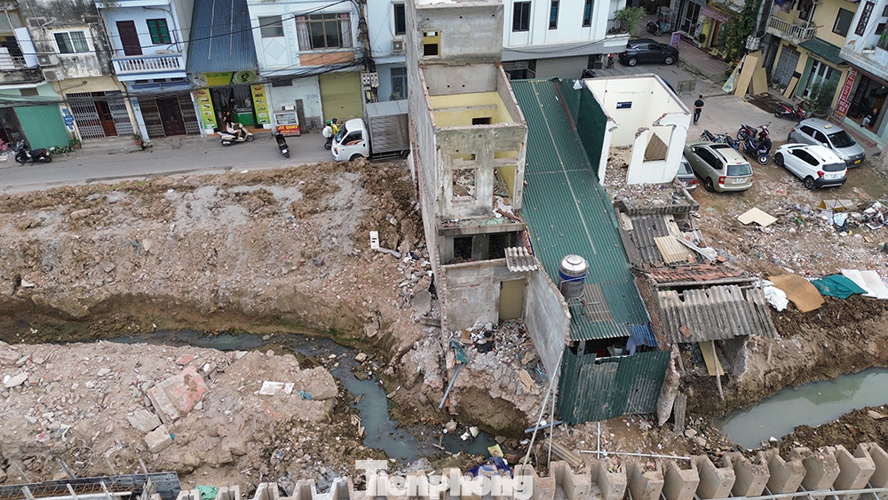 Sau khi hạng mục lòng Kênh hoàn thành, đơn vị thi công sẽ đẩy nhanh hạng mục đường giao thông hai bên. Dù vậy, tiến độ hạng mục này phụ thuộc nhiều vào thời tiết và mặt bằng. Sau khi hạng mục lòng Kênh hoàn thành, đơn vị thi công sẽ đẩy nhanh hạng mục đường giao thông hai bên. Dù vậy, tiến độ hạng mục này phụ thuộc nhiều vào thời tiết và mặt bằng.