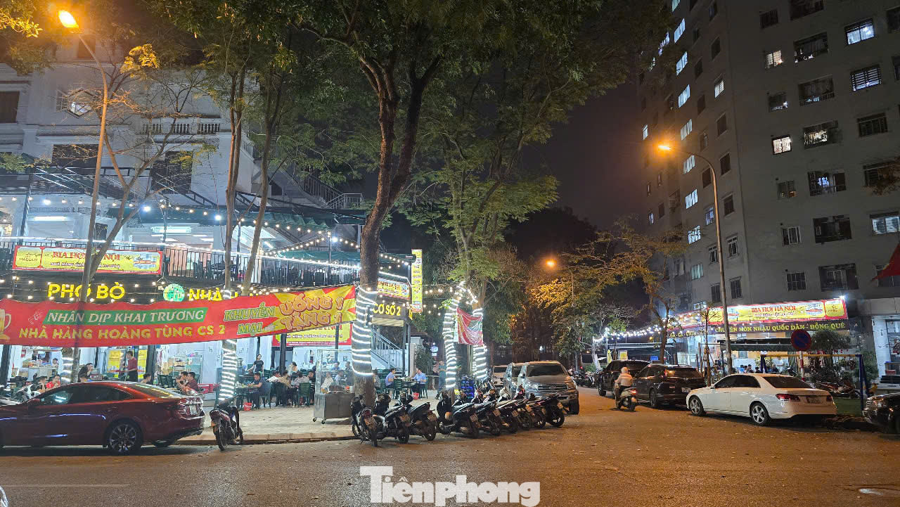 Cơ sở 2 của nhà Hàng Hoàng Tùng trên phố Đạm Phương (Khu đô thị Linh Đàm, phường Hoàng Liệt) không chỉ chiếm vỉa hè mà còn chiếm cả lòng đường để phục vụ thực khách.