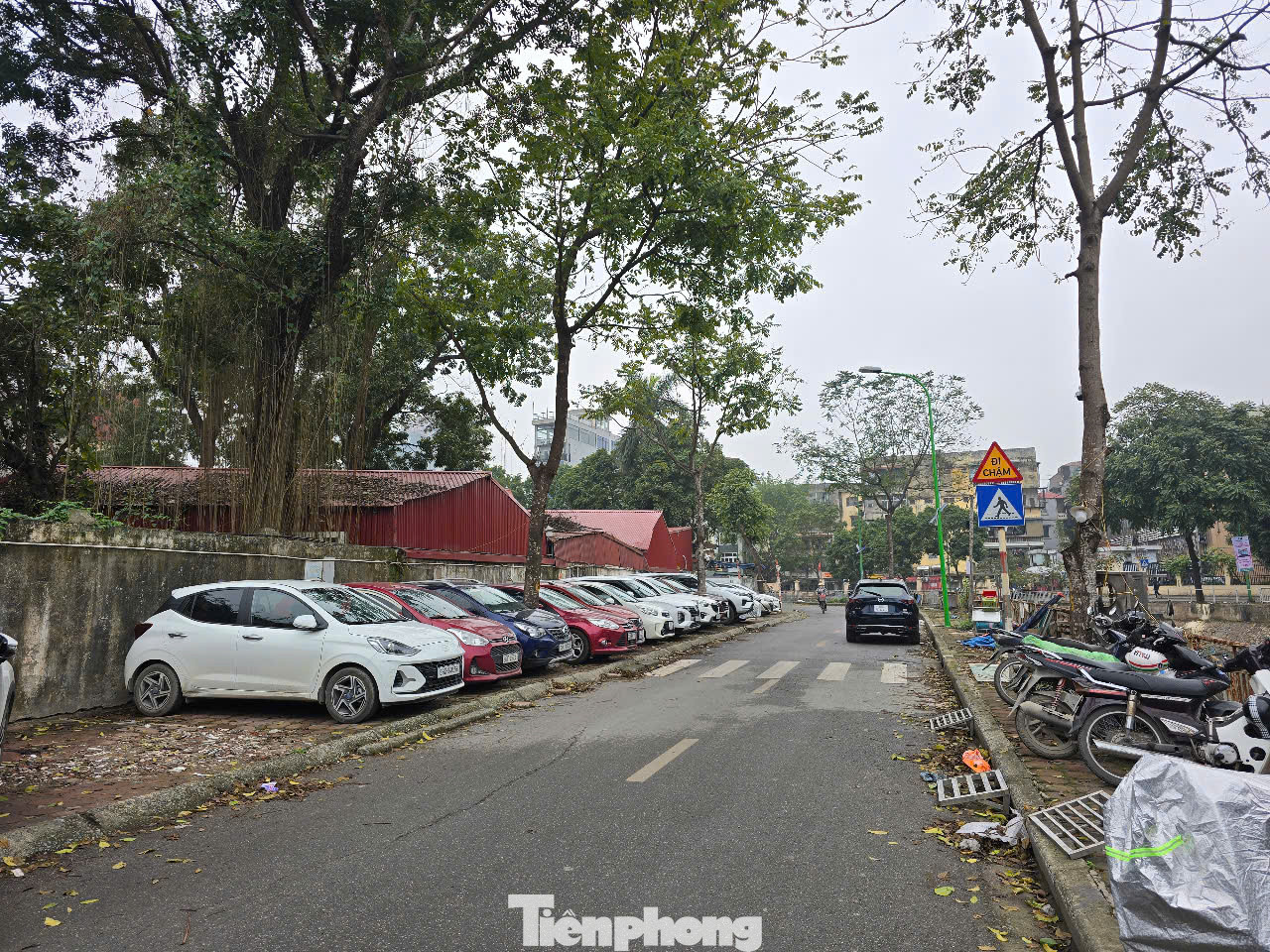 Thậm chí, vỉa hè còn biến thành bãi trông giữ xe trái phép (quận Đống Đa)
