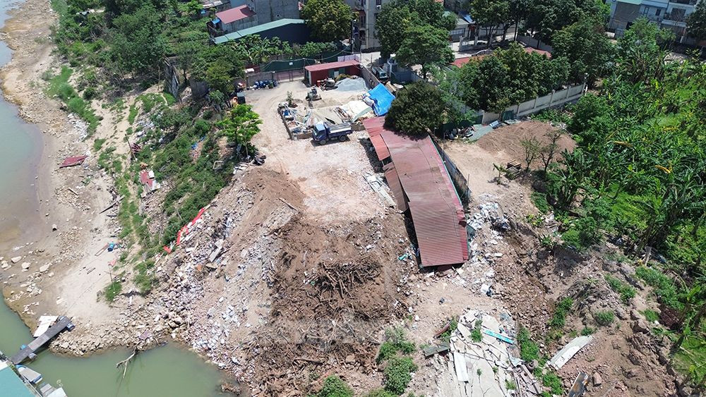 Theo ghi nhận của chúng tôi ngày 15/4, bên cạnh khu vực sạt lở là bãi chứa vật liệu xây dựng.