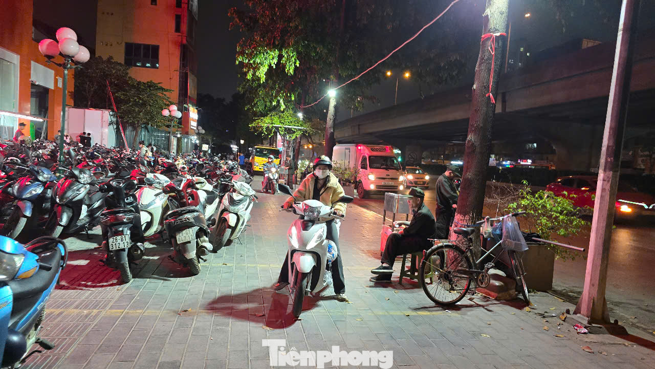 Vỉa hè trên phố Khuất Duy Tiến (quận Thanh Xuân) thành nơi để xe cho khách tới siêu thị.