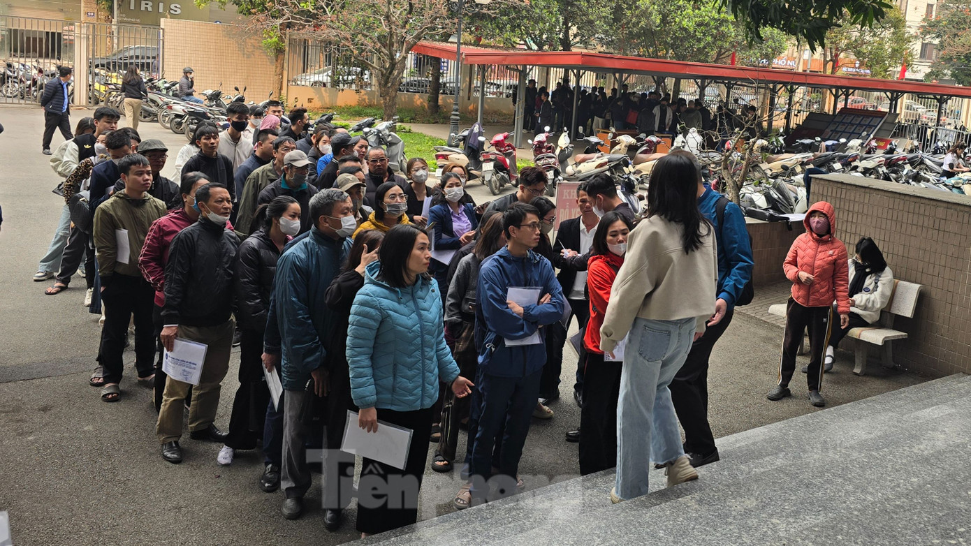 Ghi nhận của phóng viên ngày 3/4 cho thấy, buổi sáng tuy 8h mới bắt đầu làm việc nhưng người dân đã xếp hàng từ 6h chờ lấy phiếu. Buổi chiều, từ 13h người dân cũng đã đến xếp hàng làm thủ tục hành chính.