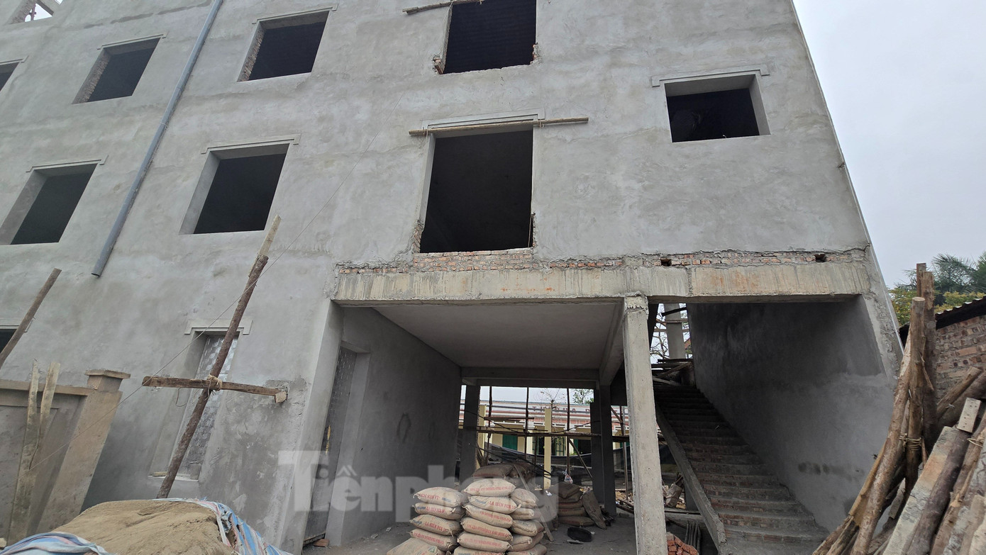 Ông Trần Ngọc Hà, Chủ tịch UBND xã Hồng Kỳ thừa nhận Trường THPT Đặng Thai Mai xây dựng dãy phòng học 4 tầng khi chưa được cấp phép. Hiện tại, Đoàn Thanh tra của huyện Sóc Sơn đang tiến hành kiểm tra, làm rõ nội dung phản ánh.