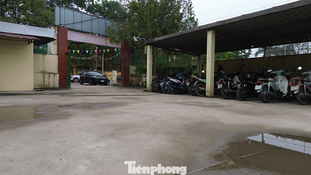 Ông Hà cũng cho biết, trường THPT Đặng Thai Mai được xây dựng từ 20 năm trước. Đất để xây trường gồm nhiều loại, gồm đất thổ cư, đất công ích do UBND xã quản lý (hơn 1.109m2). Giải thích rõ hơn về đất công ích, ông Hà cho biết, hơn 20 năm trước đã cho 1 người dân thuê đất công ích với thời hạn 20 năm (đến tháng 9/2025 thì hết hạn). Tuy nhiên, sau đó người này đã cho nhà trường thuê lại để xây dựng trường THPT Đặng Thai Mai. Hiện thời hạn thuê đã sắp hết, đến tháng 9/2025 UBND xã sẽ thanh lý hợp đồng thuê đất.