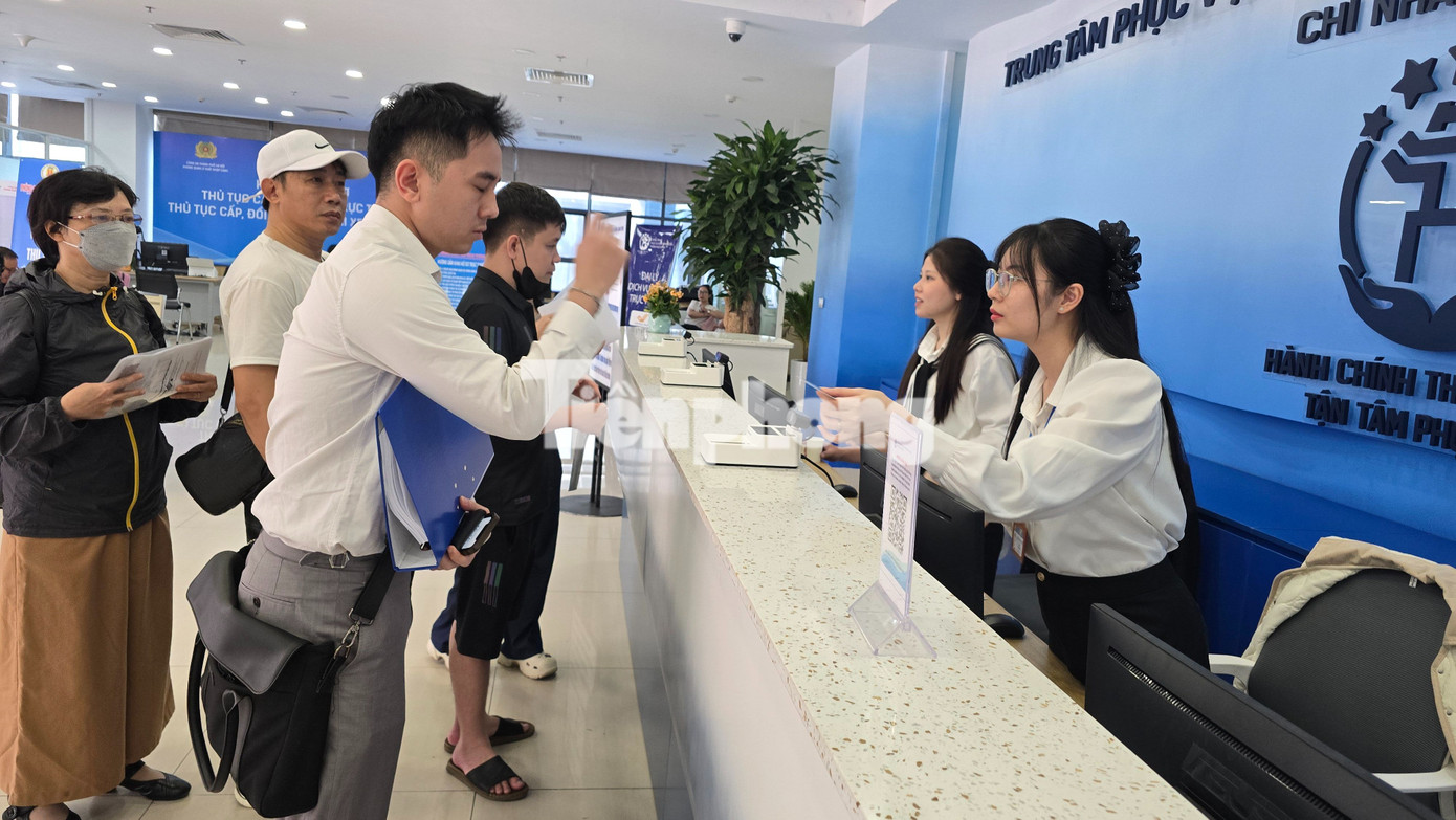 Người dân thực hiện thủ tục hành chính tại Trung tâm Phục vụ hành chính công