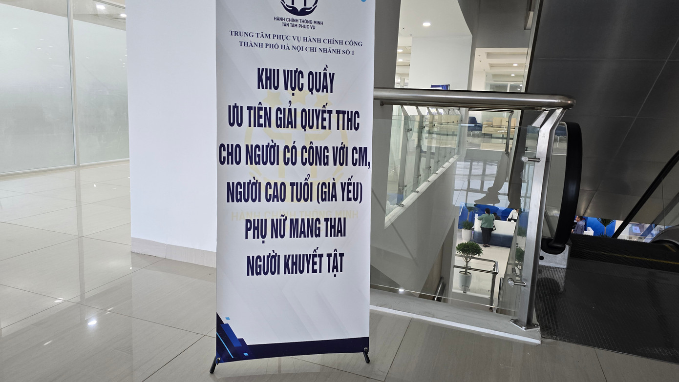 Ngoài ra, Chi nhánh cũng bố trí khu vực riêng để hỗ trợ công dân là người cao tuổi, người có công với cách mạng thực hiện các thủ tục hành chính được nhanh chóng.