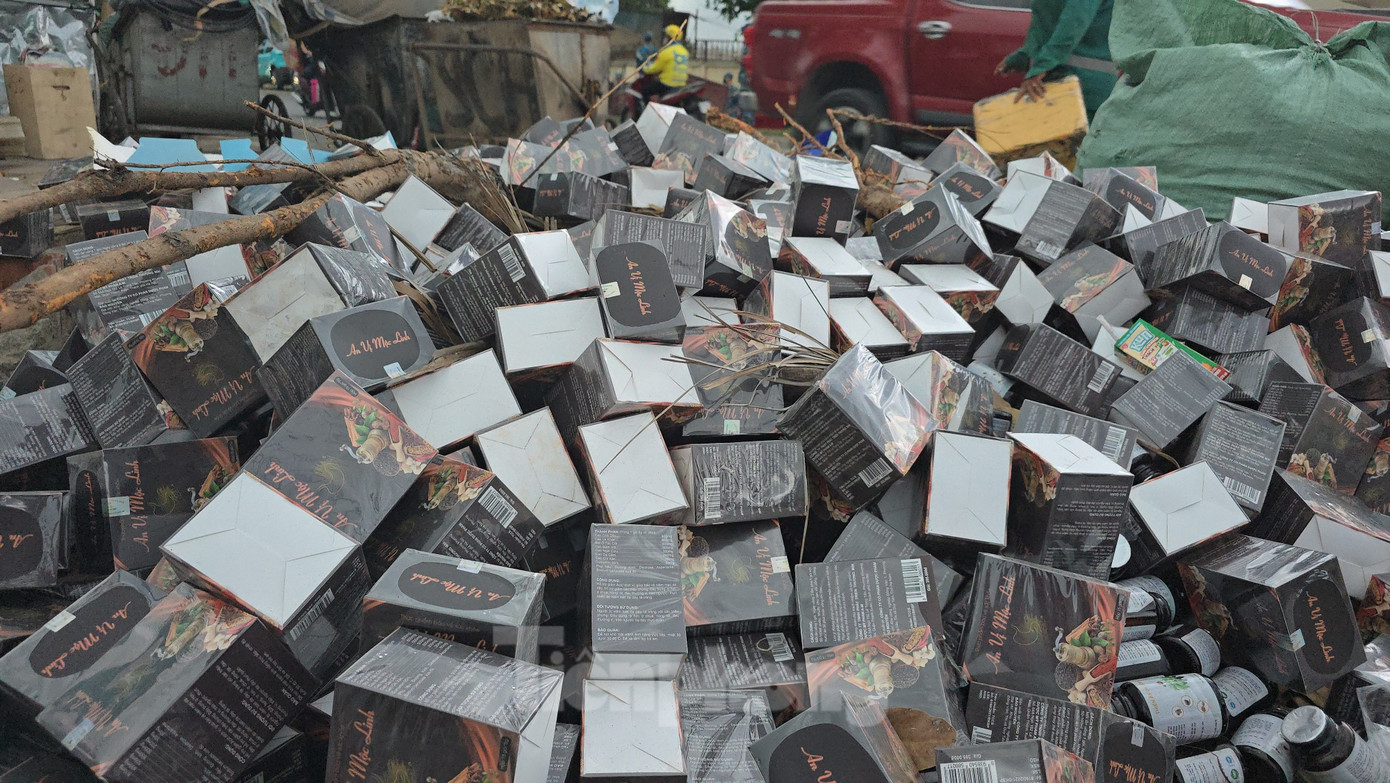 Sáng ngày 21/4, nhiều người dân sống trên đường Nguyễn Lân (quận Thanh Xuân) bỗng "hốt hoảng" khi tại khu vực tập kết rác của tuyến đường xuất hiện hàng ngàn sản phẩm là kít test Covid-19, thực phẩm chức năng và khẩu trang y tế.