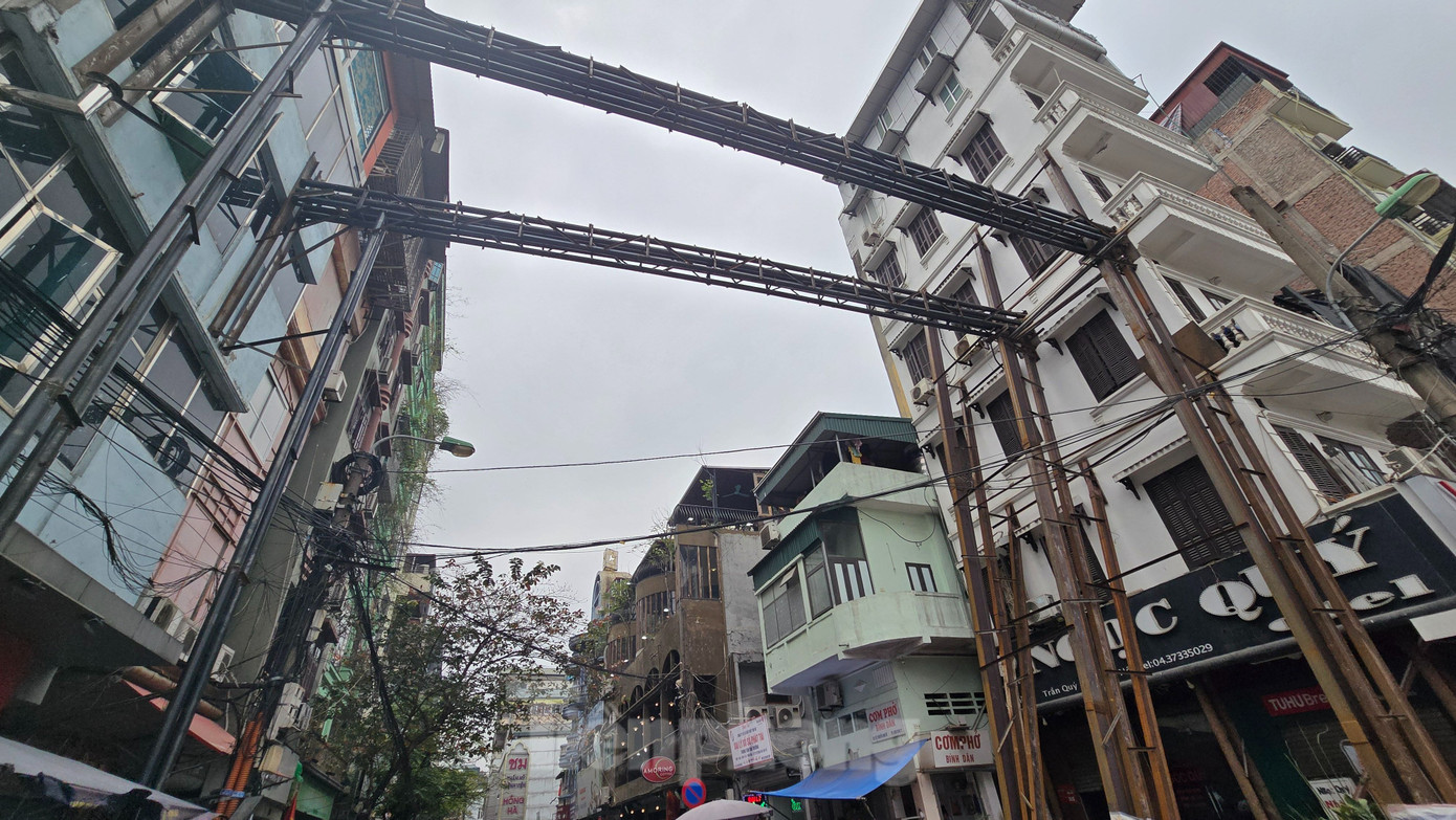 Ông Nguyễn Văn Tính, người dân sống gần đó cho biết, khi xây nhà, việc gia cố căn nhà bên cạnh là cần thiết nhằm không để xảy ra sự cố, bảo vệ tài sản, sức khỏe của người dân. Tuy nhiên, ông Tính cho rằng việc gia cố bằng thép vắt ngang đường phải làm chắc chắc, tránh gây nguy hiểm cho người và phương tiện tham gia giao thông.