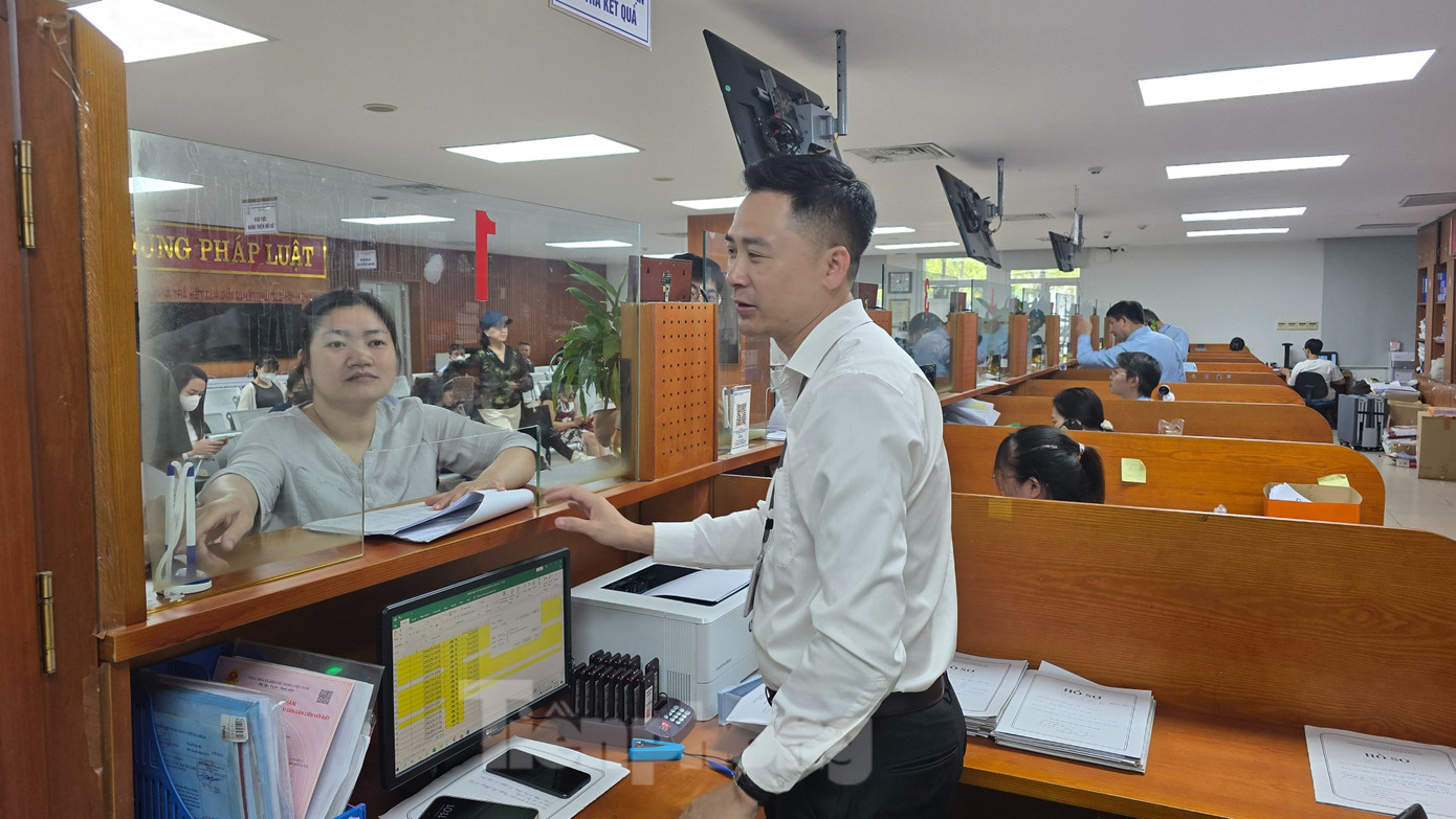 Nhân viên Trung tâm Phục vụ hành chính công Hà Nội- Chi nhánh 06 tiếp nhận và trả hồ sơ cho khách hàng.