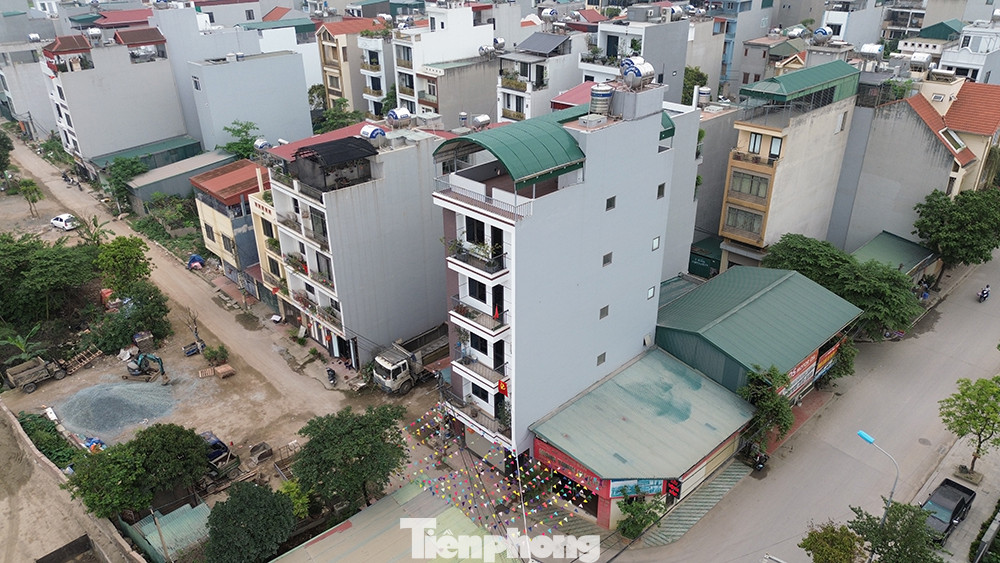 Ông Nguyễn Văn Học, Chủ tịch UBND xã Tân Lập cho biết, việc người dân sống tại khu đất dịch vụ Tân Tây Đô phản ánh phải trả tiền dịch vụ điện, nước giá dịch vụ là đúng. Tuy nhiên, giá điện, nước do các đơn vị dịch vụ cung cấp thực hiện theo quy định và họ không làm sai quy định. Đối với việc học của các cháu, UBND xã đều đã phân luồng cụ thể cho từng khu vực nhằm đảm bảo quyền lợi cho con em người dân cư trú tại khu đất dịch vụ Tân Tây Đô như những trẻ em trên địa bàn xã.