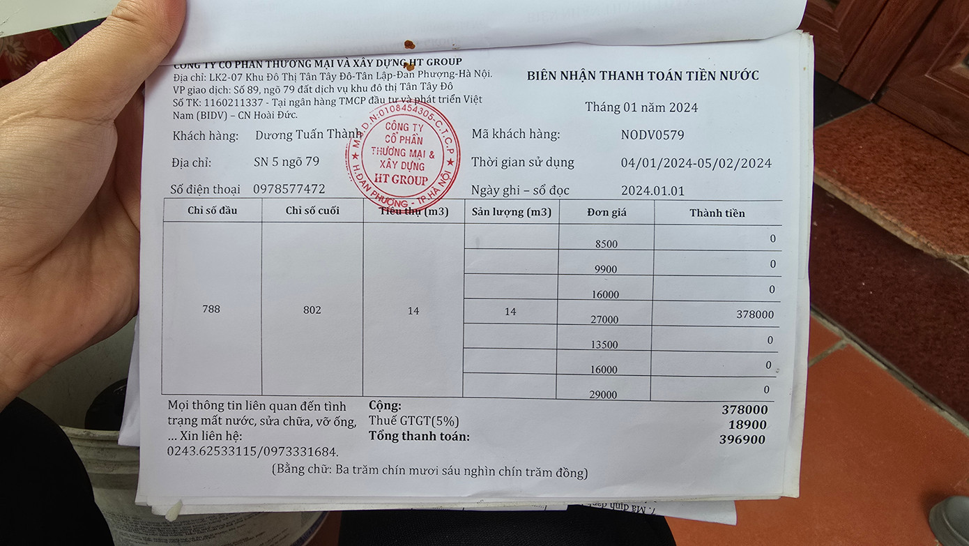 Như nhà ông Công có 5 người sinh sống, dù rất tiết kiệm nhưng mỗi tháng riêng tiền nước sinh hoạt từ 400.000 đồng đến 500.000 đồng. Bởi, các hộ dân như gia đình ông phải trả tiền nước với giá dịch vụ đến 30.000 đồng/m3 (cả VAT).