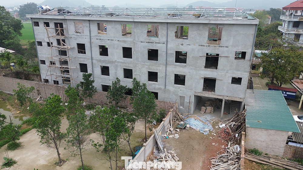 Thời gian gần đây, tại khu vực thôn 4 (xã Hồng Kỳ, huyện Sóc Sơn) "mọc" lên tòa nhà cao 4 tầng thuộc khuôn viên của Trường THPT Đặng Thai Mai.