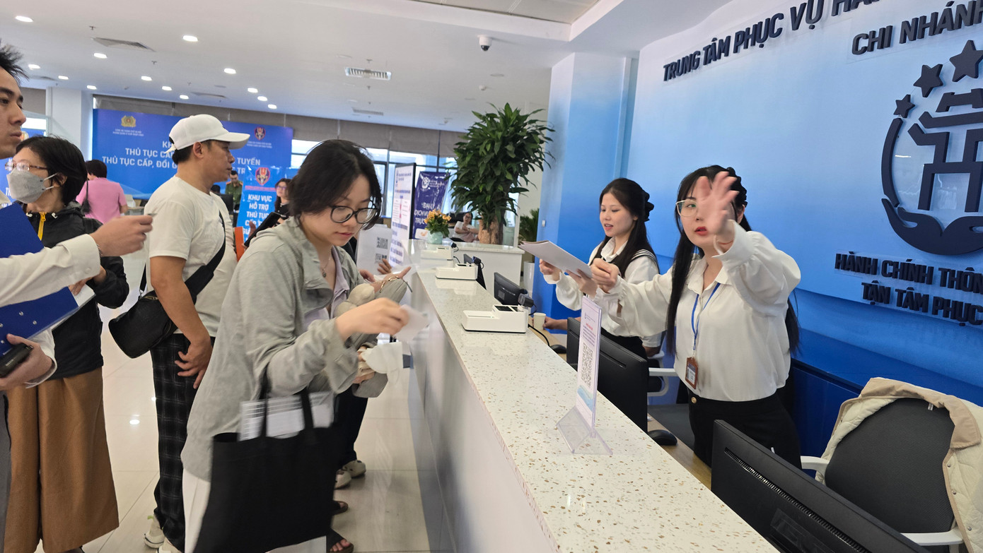 Trung bình, mỗi ngày Chi nhánh tiếp nhận khoảng 1.000 hồ sơ thủ tục hành chính, trong đó thủ tục hành chính về đất đai chiếm 80%. Tuy nhiên, ngày 10/4, số hồ sơ về đất đai tăng đột biến, thêm 40% dẫn đến tồn nhiều.