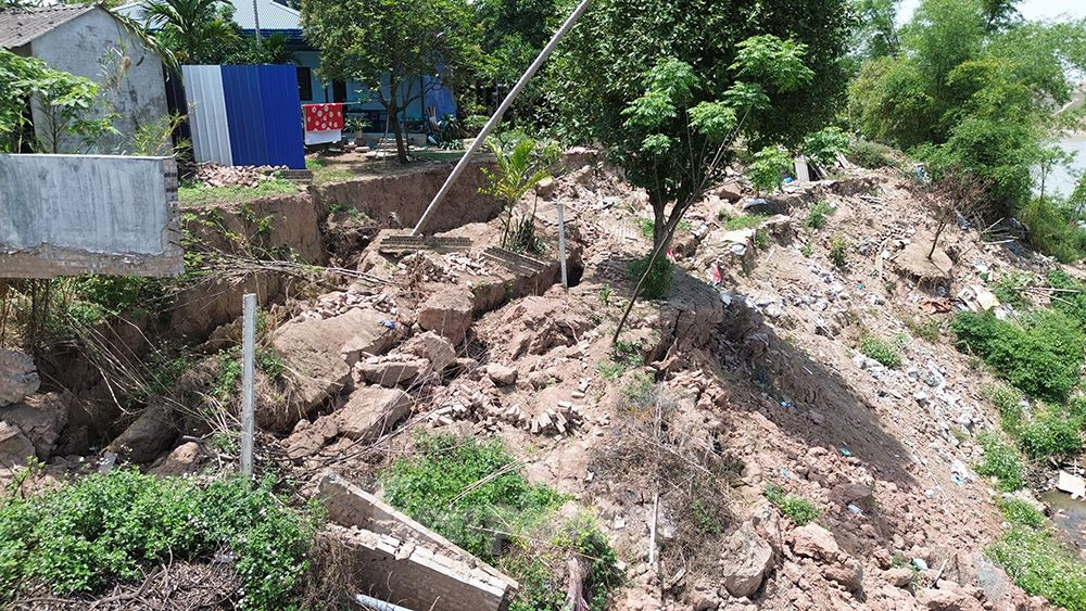 Đồng thời, phối hợp cùng với đơn vị quản lý công trình tổ chức tăng cường kiểm tra, thường xuyên theo dõi chặt chẽ diễn biến sự cố. Trường hợp phát hiện nguy cơ mất an toàn đê điều báo cáo ngay về Ban chỉ huy Phòng, chống thiên tai và tìm kiếm cứu nạn của thành phố.