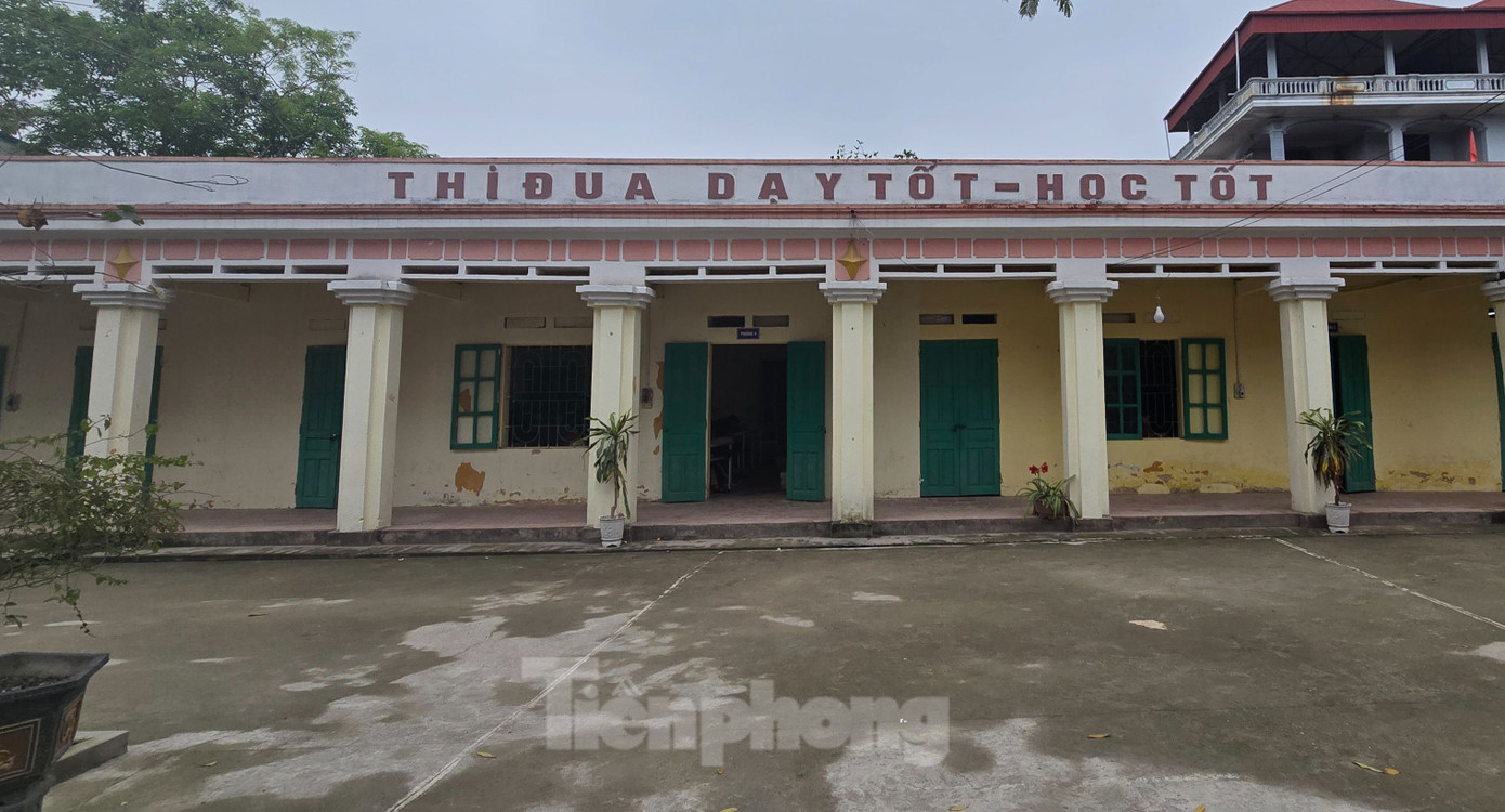 Ông Hà cũng cho biết, khi trường xây dựng dãy phòng học 4 tầng, UBND xã đã phát hiện, lập biên bản và yêu cầu dừng thi công. Đến nay, trường đã tự nguyện tháo dỡ phần mái tầng 4. Ông Hà cũng mong muốn cấp trên có hướng dẫn để trên địa bàn xã Hồng Kỳ và các xã lân cận có một trường THPT. UBND xã cũng đã nhận được đơn của nhiều phụ huynh xin được giữ lại trường.