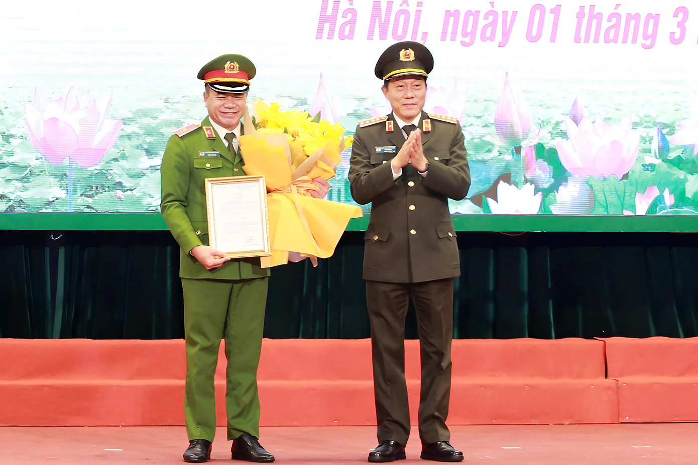 Ngày 1/3/2025, Bộ trưởng Bộ Công an Lương Tam Quang chúc mừng Thiếu tướng Nguyễn Thanh Tùng được giao điều hành Công an thành phố Ngày 1/3/2025, Bộ trưởng Bộ Công an Lương Tam Quang chúc mừng Thiếu tướng Nguyễn Thanh Tùng được giao điều hành Công an thành phố