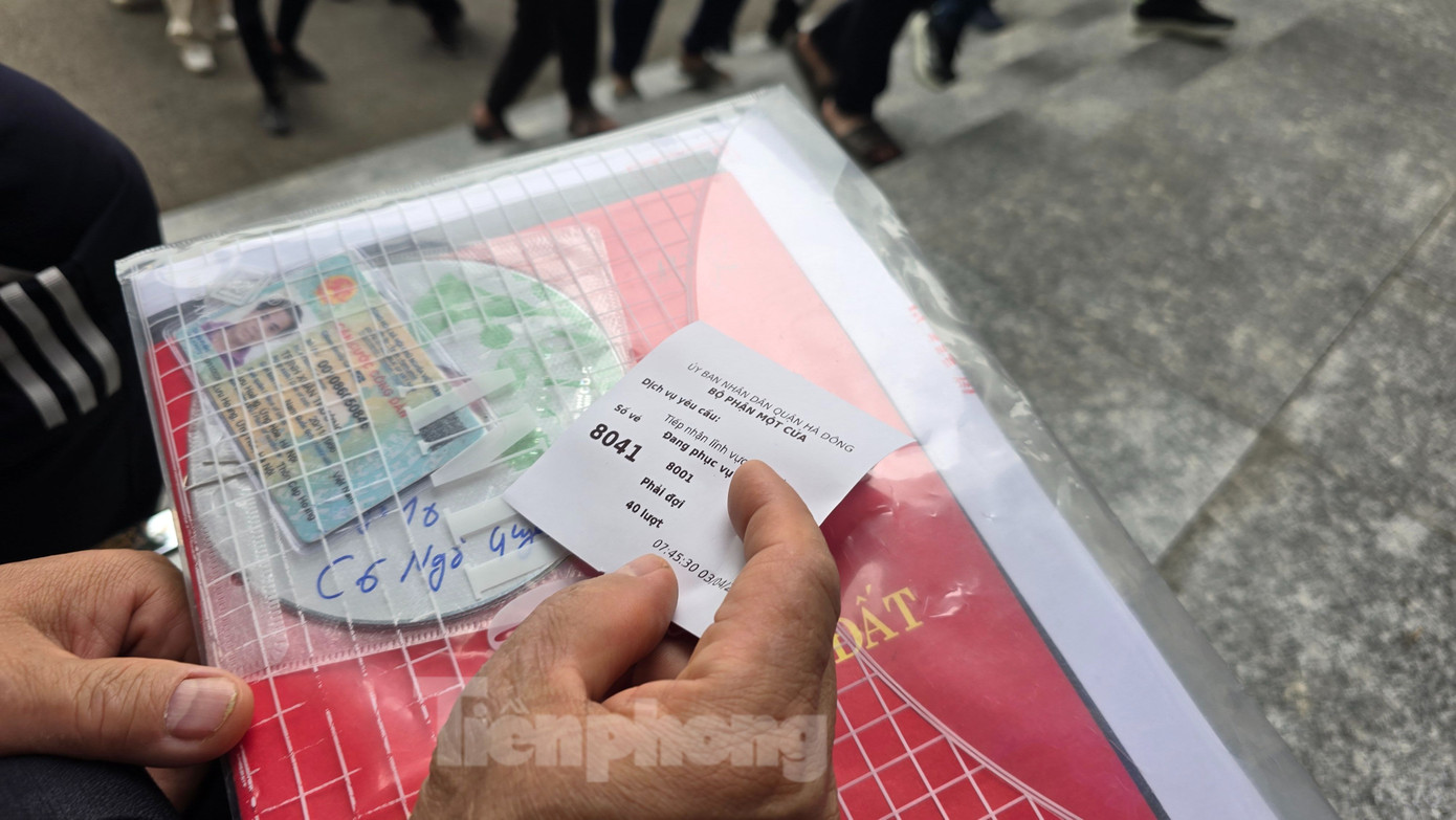 Theo đó, từ ngoài cửa cán bộ trung tâm sẽ kiểm tra hồ sơ, giấy tờ của người dân đến làm thủ tục hành chính. Trường hợp đầy đủ sẽ được hướng dẫn xếp hàng, chờ lấy số. Trường hợp hồ sơ chưa đầy đủ, cán bộ trung tâm sẽ trả lại, hướng dẫn người dân bổ sung.