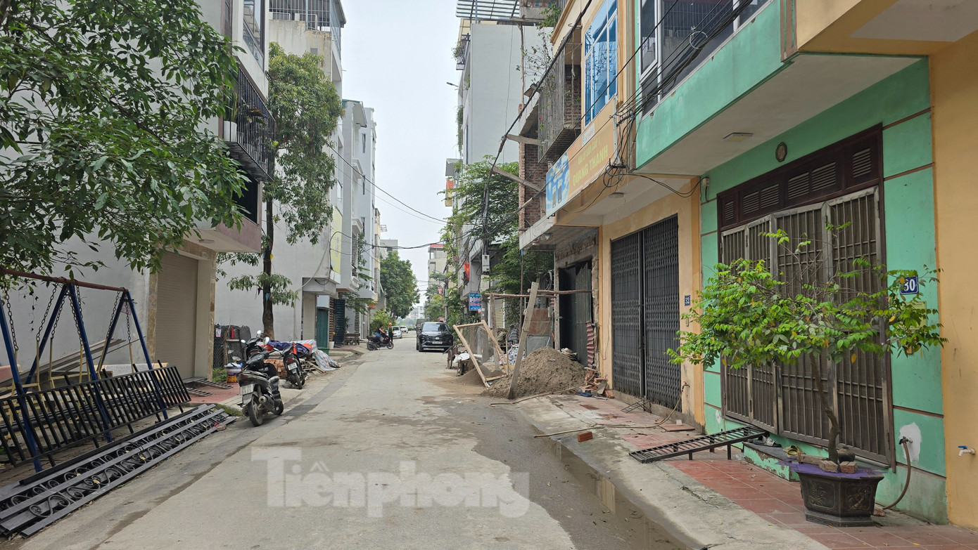 Trao đổi với PV Báo Tiền Phong, đại diện Công an xã Tân Lập cho biết, trên khu đất dịch vụ Tân Tây Đô hiện có hơn 250 hộ dân sinh sống. Đến nay, không có trường hợp nào được đăng ký tạm trú. Nguyên nhân là bởi mục đích sử dụng của khu đất này là "Đất cơ sở sản xuất phi nông nghiệp" chứ không phải để ở. Căn cứ theo Luật Cư trú thì không thể cấp đăng ký tạm trú cho người dân được. Công an xã cũng đã giải đáp nhiều lần cho người dân, kể cả tại các buổi tiếp xúc cử tri. Thậm chí, người dân cũng đến Bộ Công an để hỏi và đều được trả lời là chính quyền địa phương làm đúng.