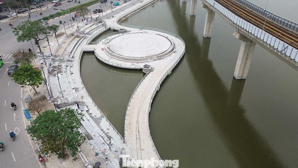 Sau khi cải tạo, hồ Đống Đa sẽ có một đoạn đường dạo không gian ngoài trời. Điểm nhấn là sân khấu biểu diễn quy mô 1.000 người khi có sự kiện, vị trí nằm gần bán đảo hồ. Hạng mục này hiện sắp hoàn thành.