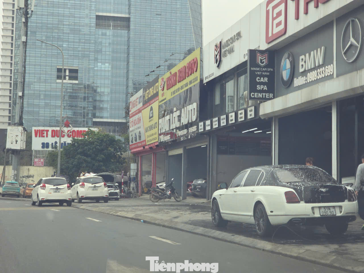 Trong khi đó, vỉa hè phố Lê Văn Lương bị nhiều gara ô tô chiếm dụng để rửa xe, đậu đỗ ô tô.