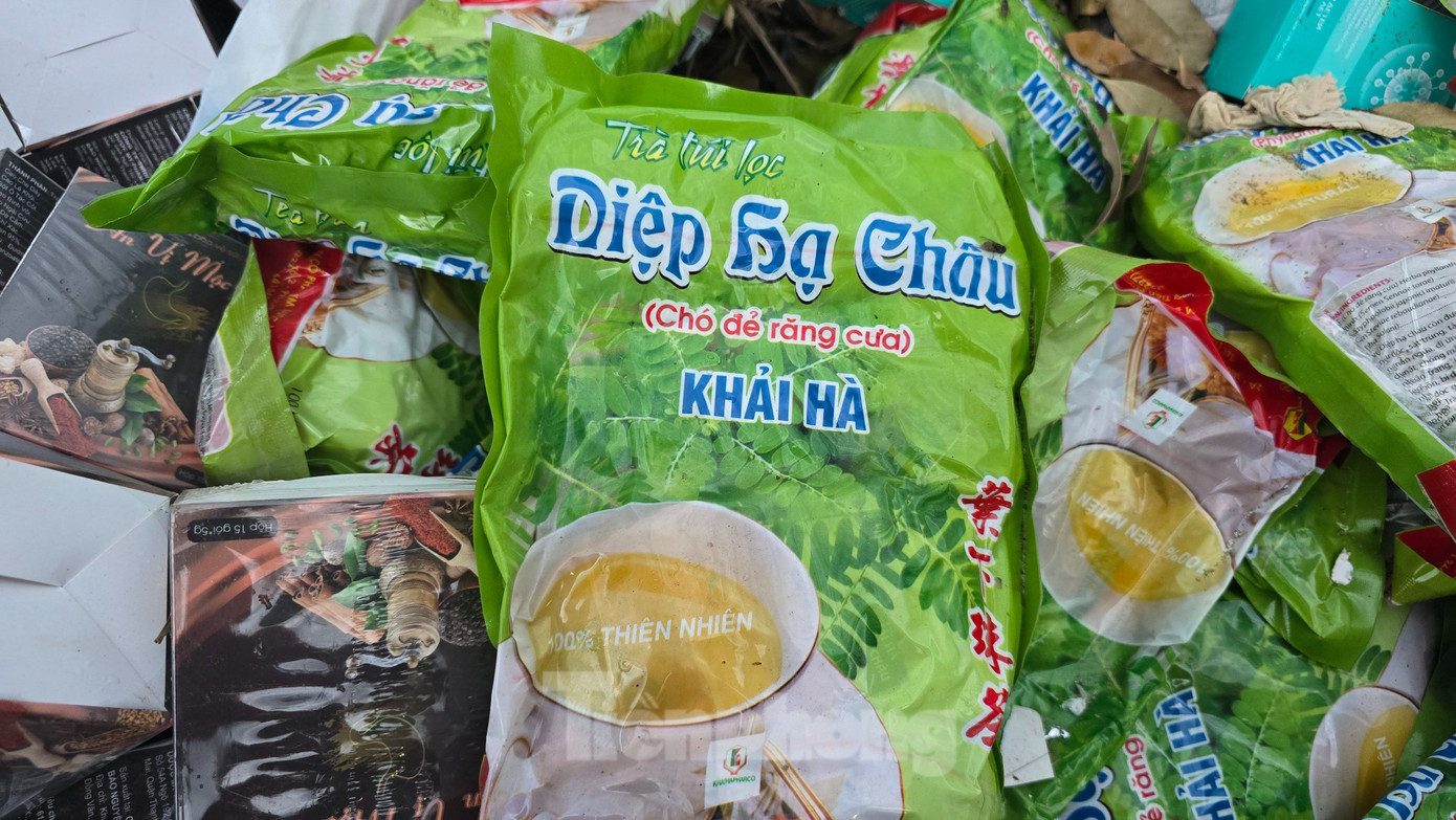 Thực phẩm chức năng có tên Trà túi lọc Diệp Hạ Châu được vứt bỏ tại nơi tập kết rác trên đường Nguyễn Lân.