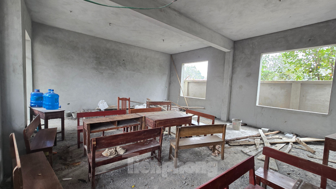 Ông Đàm Khắc Sỹ, Hiệu trưởng Trường THPT Đặng Thai Mai cho biết, cổ đông xây dựng trường là những nhà giáo về hưu tâm huyết với giáo dục địa phương. Hiện nay, Đặng Thai Mai là một trong những trường THPT tư thục có học phí rẻ nhất Hà Nội, với 700.000 đồng/học sinh/tháng. Trường hiện có 29 cán bộ, giáo viên với thu nhập chỉ 6-7 triệu đồng/tháng. "Chúng tôi, những giáo viên luôn tâm huyết với nghề, mong muốn góp chút sức mình cho giáo dục địa phương chứ không phải lợi nhuận", ông Sỹ chia sẻ.