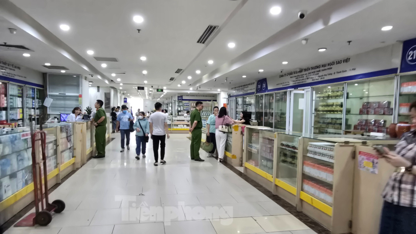 Sáng 23/4, lực lượng Công an có mặt tại chợ thuốc Hapu để kiểm tra về nguồn gốc xuất xứ hàng hóa cũng như hoạt động kinh doanh của các doanh nghiệp. Sáng 23/4, lực lượng Công an có mặt tại chợ thuốc Hapu để kiểm tra về nguồn gốc xuất xứ hàng hóa cũng như hoạt động kinh doanh của các doanh nghiệp.