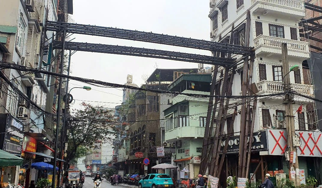 Cột thép đặt vắt qua đường để gia cố nhà số 50 Trần Quý Cáp (ảnh: Tiến Dũng) Cột thép đặt vắt qua đường để gia cố nhà số 50 Trần Quý Cáp (ảnh: Tiến Dũng)