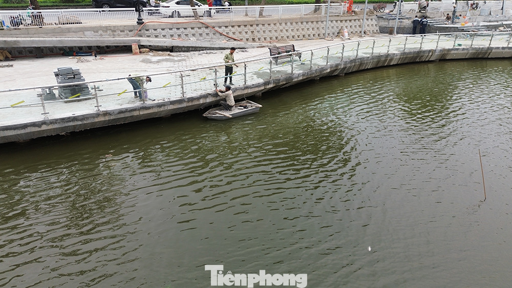 Công nhân đang làm việc dù là ngày cuối tuần.