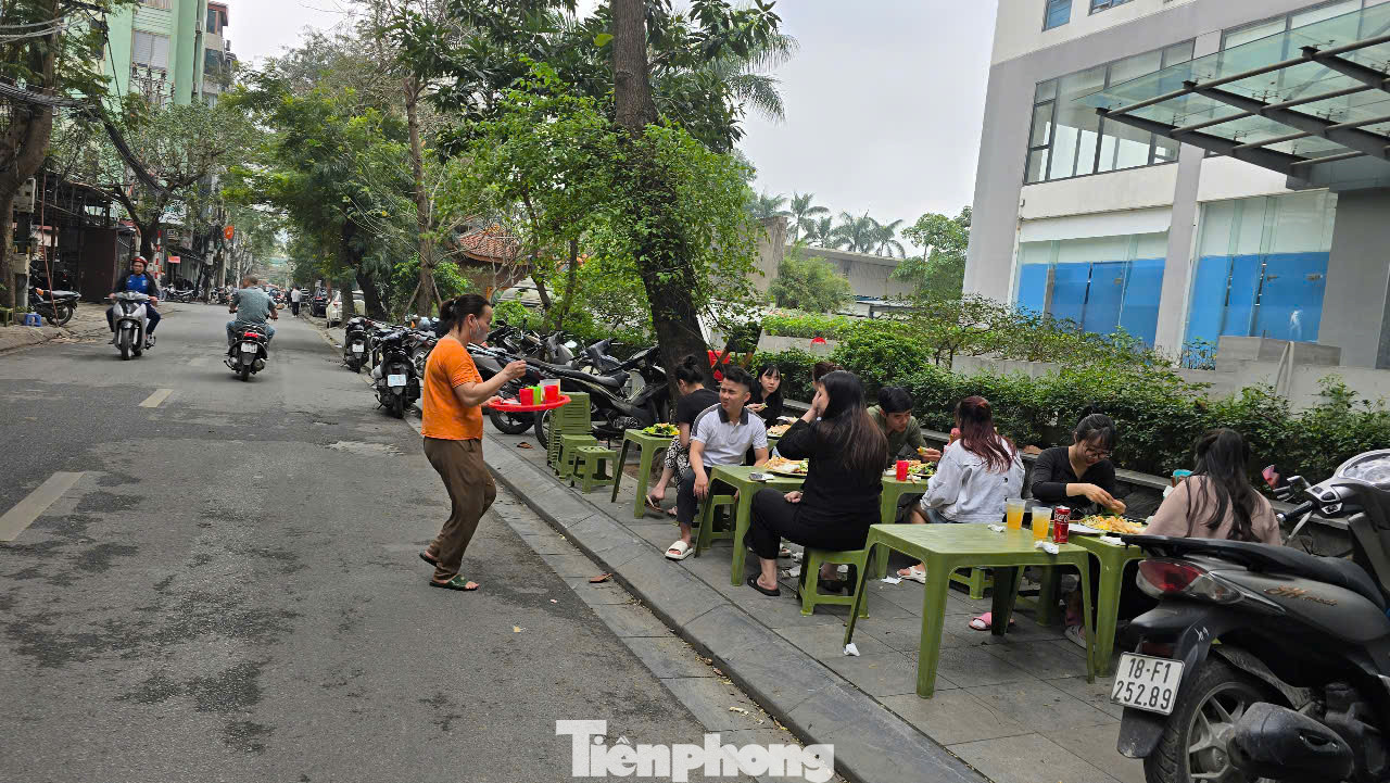 Hành vi lấn chiếm không chỉ gây ảnh hưởng đến mỹ quan đô thị, mà còn tiềm ẩn mối nguy hiểm khôn lường đối với an toàn và tính mạng của những người lưu thông trên đường. Trong ảnh: Vỉa hè phố Nguyễn Huy Tưởng, phường Thanh Xuân Trung, quận Thanh Xuân bị nhà hàng chiếm dụng phục vụ ăn uống.