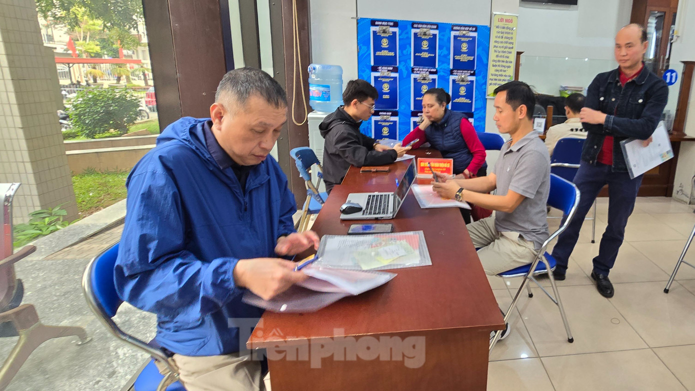 Ông Lê Văn Thu (trú huyện Chương Mỹ) cho biết, ông đến để thực hiện thủ tục giải cấp. Đây là lần đầu tiên ông đến giao dịch tại Hà Đông nhưng ông rất vui vẻ bởi đội ngũ nhân viên nhiệt tình hướng dẫn (ảnh: Người dân kiểm tra lại hồ sơ).