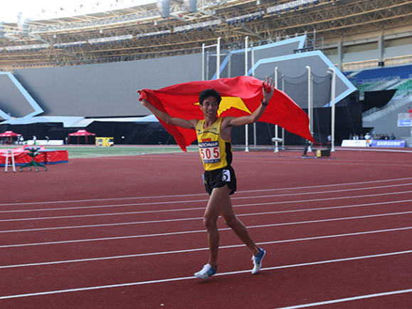 Sáng nay, Nguyễn Văn Lai đã hoàn tất cú đúp HCV tại SEA Games 27 khi trở thành nhà vô địch ở cự ly 10000m. Ảnh: Zing