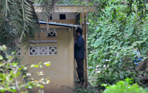 Theo quan sát gã đàn ông này ở độ tuổi trung niên. Theo quan sát gã đàn ông này ở độ tuổi trung niên