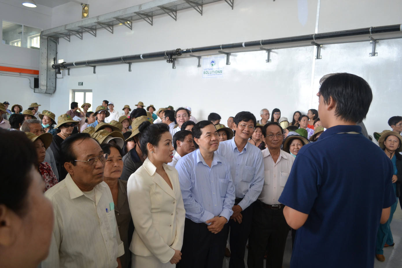 Đoàn 260 cán bộ của quận 5 có một buổi tham quan mô hình xử lý rác tại khu xử lý rác đa phước ngày 17-8