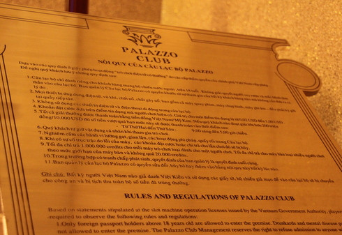 Bảng nội quy của câu lạc bộ Palazzo nằm bên tay phải của lối vào, trong đó có 11 quy định. Ở điều thứ 8 có ghi: khi có sự cố trục trặc do lỗi của máy, các khoản đặt cược hoặc chi trả cho lần chơi đó sẽ bị hủy