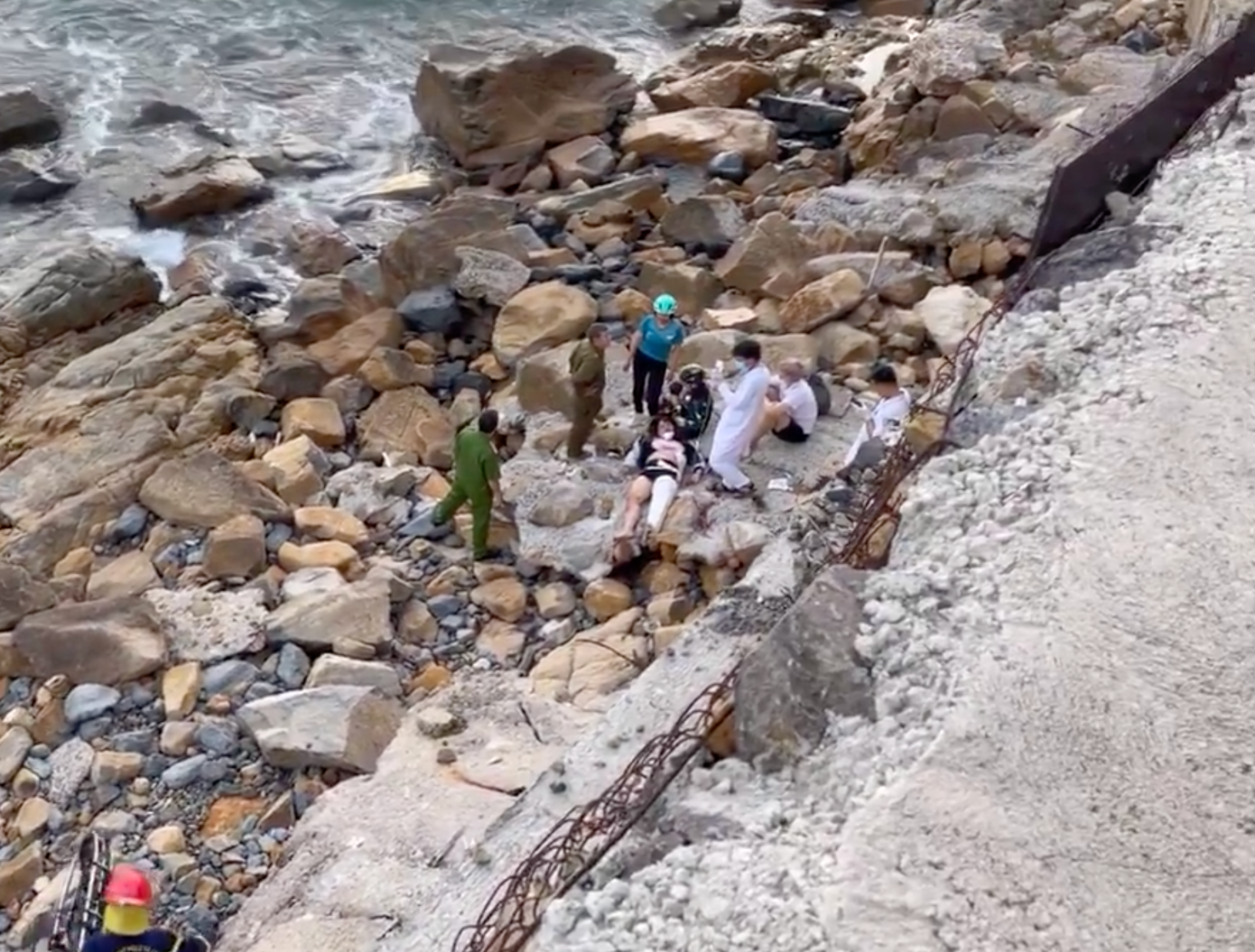 Hiện trường vụ bạn nữ bị trượt chân xuống vực sâu ở Nha Trang. Ảnh chụp lại màn hình.