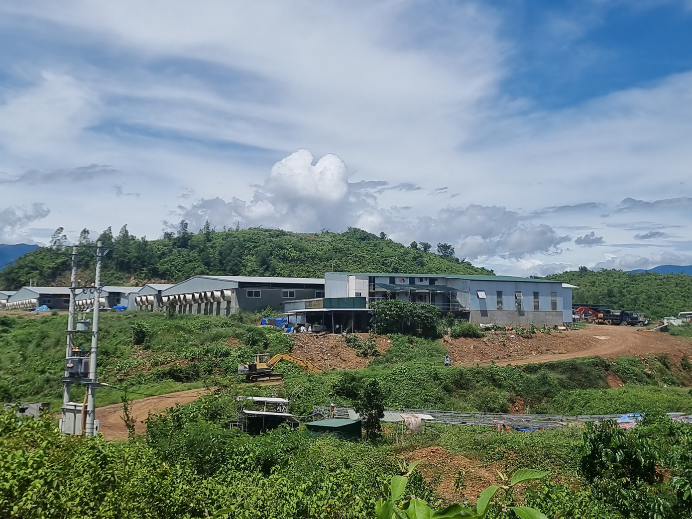 Hệ thống chuồng trại nuôi heo của hộ ông Lê Văn Dũng nằm ở xã Ninh Thân và Ninh Thượng.