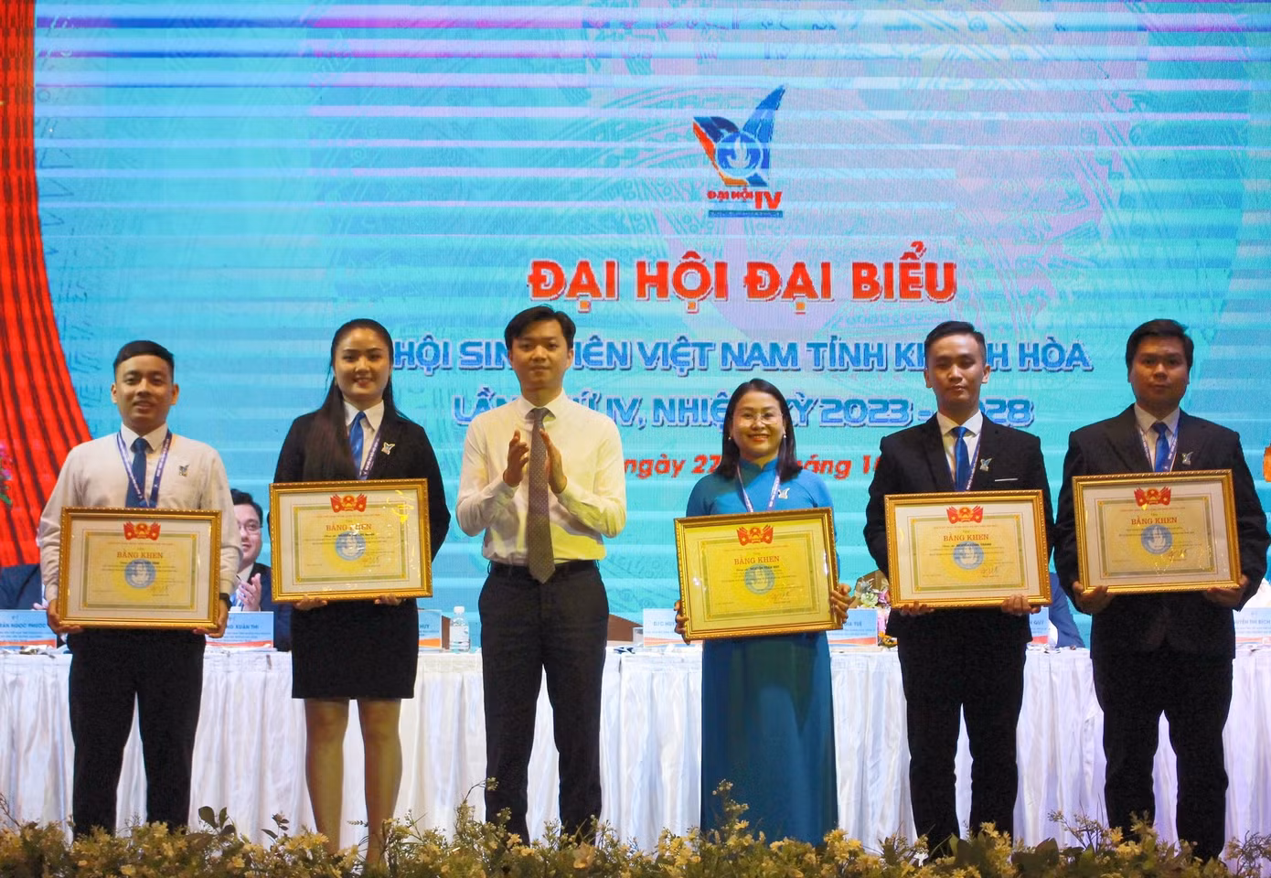 Anh Nguyễn Minh Triết trao bằng khen cho cá nhân, tập thể xuất sắc. Ảnh: K.N