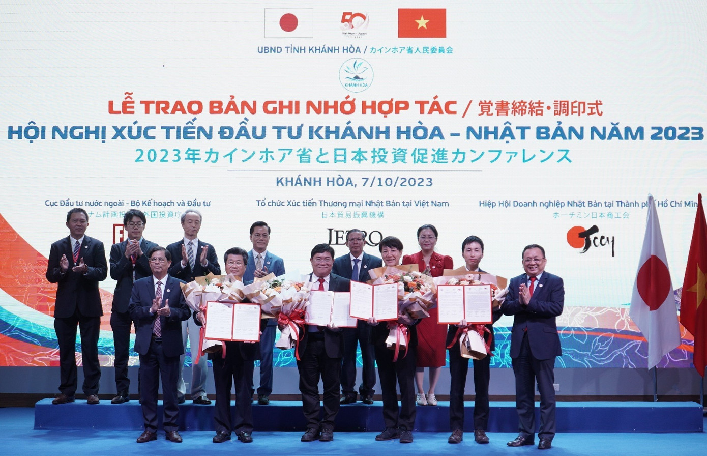 Các cơ quan của Nhật Bản và tỉnh Khánh Hòa trao biên bản ghi nhớ hợp tác. Các cơ quan của Nhật Bản và tỉnh Khánh Hòa trao biên bản ghi nhớ hợp tác.