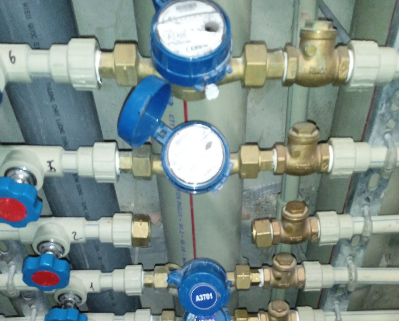 Khi bị cư dân phản ứng, chủ đầu tư chung cư Scenia Bay Nha Trang liền cắt nước những hộ dân chưa đóng tiền nước. Ảnh: L.H.