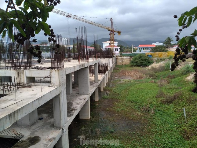 Công trình tại dự án Nha Trang Golden Gate đang xây dựng dở dang. Ảnh: L.H.