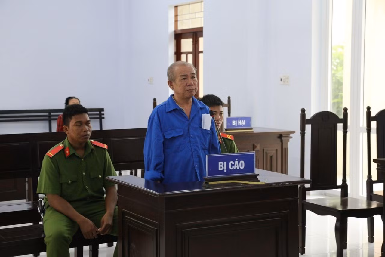 Bị cáo Lê Thạch Giang (áo xanh) bị toà tuyên phạt 42 tháng tù. Ảnh: ANTV Ninh Thuận. Bị cáo Lê Thạch Giang (áo xanh) bị toà tuyên phạt 42 tháng tù. Ảnh: ANTV Ninh Thuận.