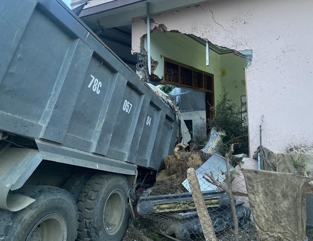 Xe tải húc đổ một phần tường nhà dân và làm 3 cháu bé bị thương.