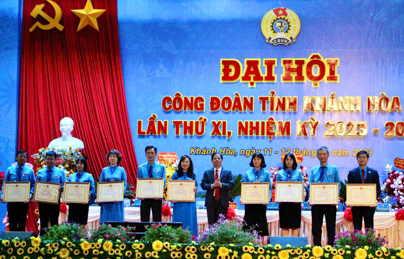 Các tập thể, cá nhân có thành tích xuất sắc trong công tác và phong trào công nhân viên, lao động và hoạt động Công đoàn nhiệm kỳ 2018-2023 nhận bằng khen của UBND tỉnh Khánh Hòa. Ảnh: Khánh Nguyên. Các tập thể, cá nhân có thành tích xuất sắc trong công tác và phong trào công nhân viên, lao động và hoạt động Công đoàn nhiệm kỳ 2018-2023 nhận bằng khen của UBND tỉnh Khánh Hòa. Ảnh: Khánh Nguyên.