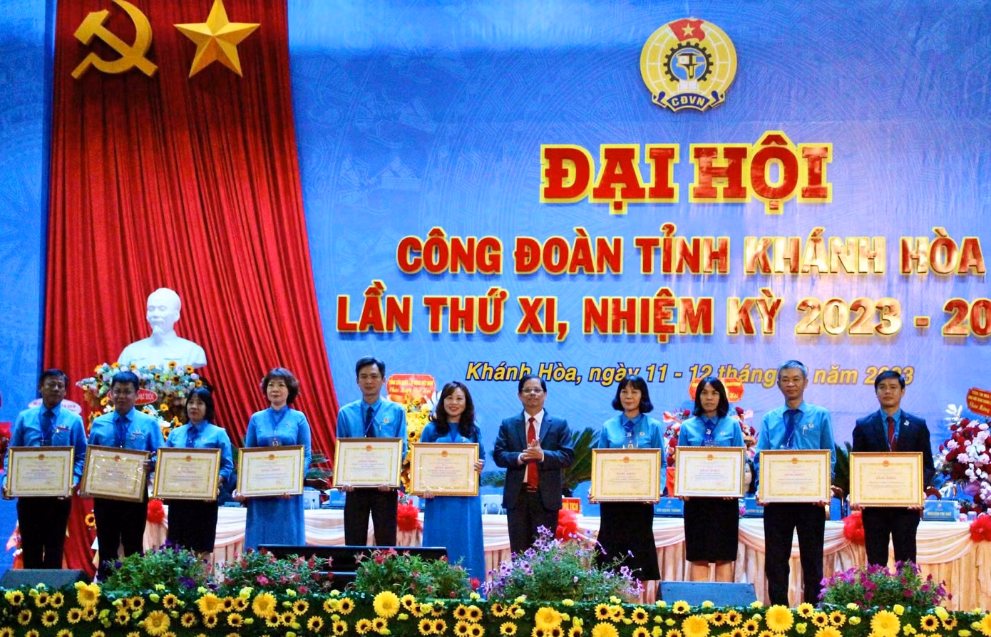 Các tập thể, cá nhân có thành tích xuất sắc trong công tác và phong trào công nhân viên, lao động và hoạt động Công đoàn nhiệm kỳ 2018-2023 nhận bằng khen của UBND tỉnh Khánh Hòa. Ảnh: Khánh Nguyên.