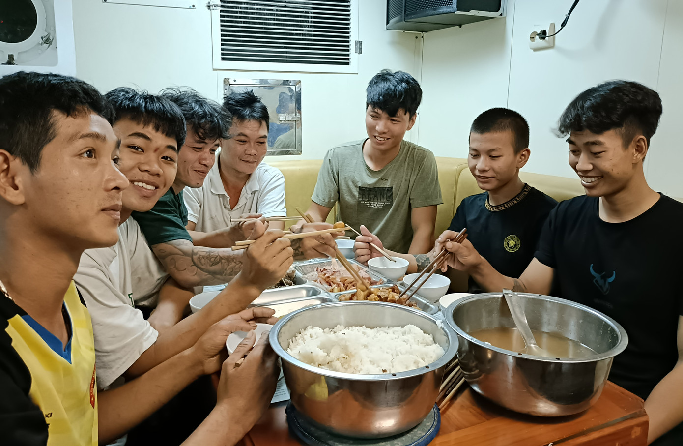 Bữa cơm trên tàu 467 của những ngư dân Quảng Nam gặp nạn trên vùng biển Trường Sa.
