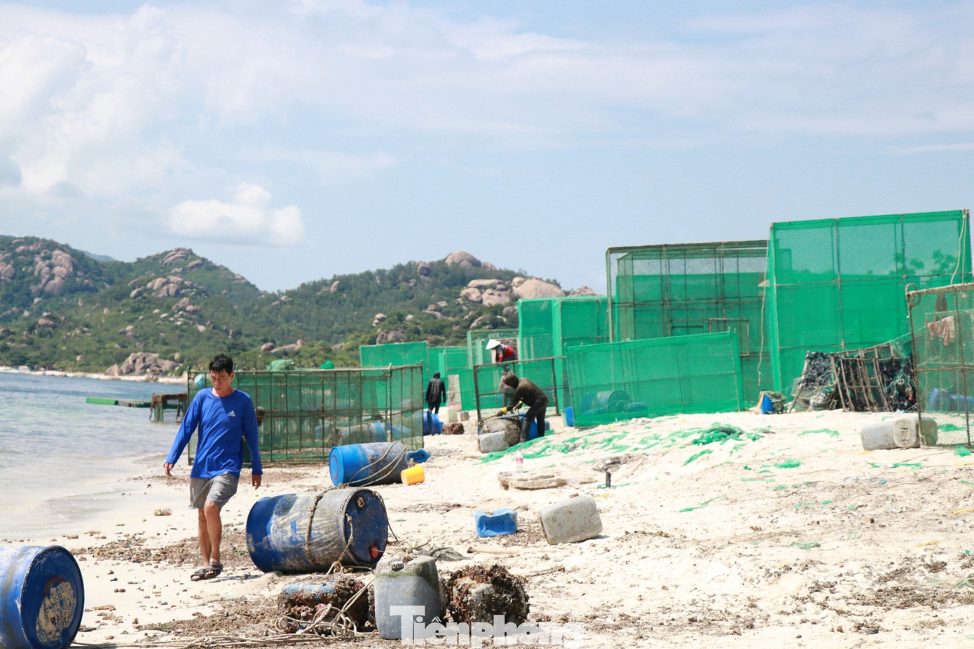 Rác thải từ lồng bè nuôi tôm hùm được xả vô tư xuống bãi biển Bình Lập.