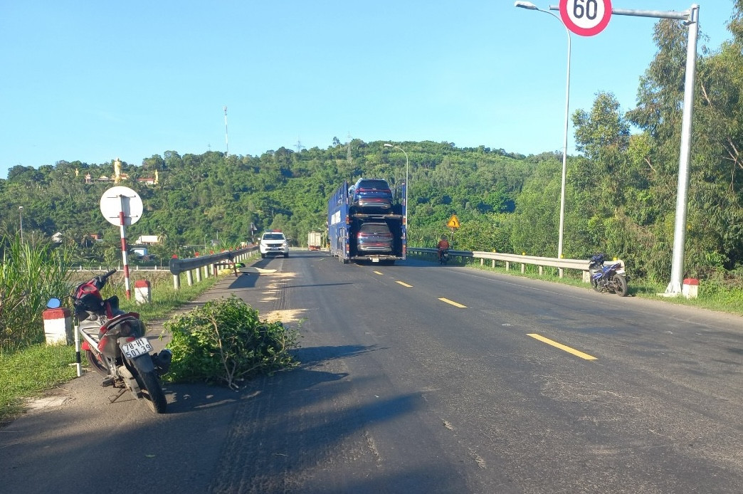 Hiện trường nơi xảy ra vụ va chạm làm chết người ở Phú Yên. Ảnh: L.H.